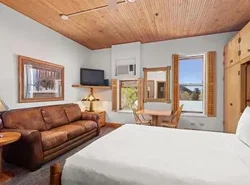 Independence Square 301, Great Hotel Room with Excellent Location & Rooftop Hot Tub