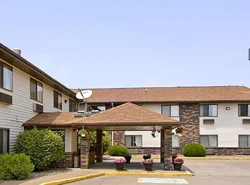 Days Inn & Suites by Wyndham Davenport East