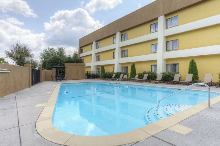 Clarion Inn & Suites West Knoxville - thumb 2