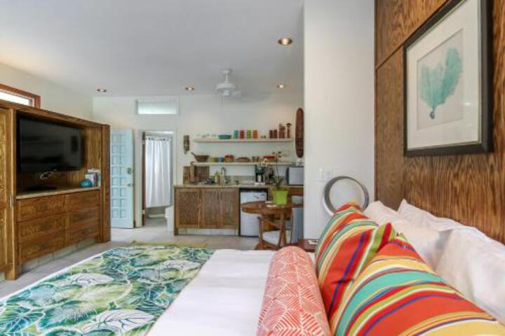 Kailua Beach Studio Tiki Room - thumb 1