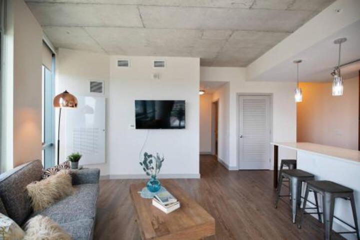 Cozy Flat + Amenitized Building