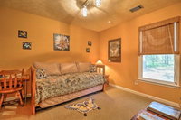 Cozy 2BR Pine Mountain Cabin w / Screened Porch