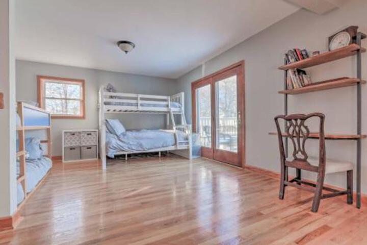 Quiet Long Pond Home On 1 Acre W / Deck & Patio! - thumb 4