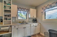 Charming Apt in Historic Kenwood 3 Mi to Bay