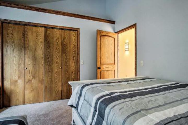 Large Home With Hot Tub Walk To Lake Michigan! - thumb 3