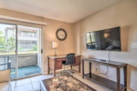 Condo w / Balcony 7 Miles to DT St. Petersburg
