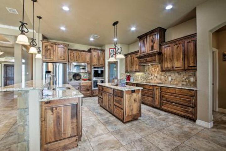 Upscale La Vernia House 30 Mi. To San Antonio - thumb 1