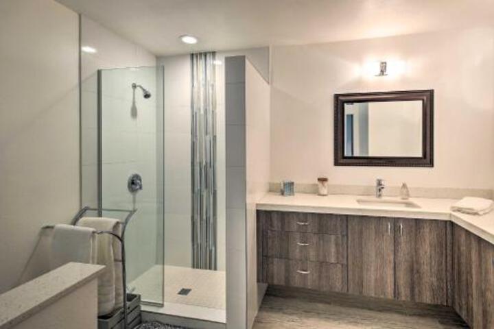 Mid Century Modern Oasis 1 Mile To El Paseo! - thumb 3