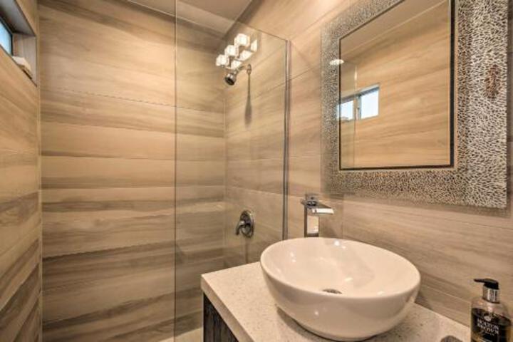 Mid Century Modern Oasis 1 Mile To El Paseo! - thumb 4