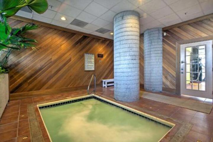 Mountain Resort Escape W / Balcony + Amenities - thumb 0