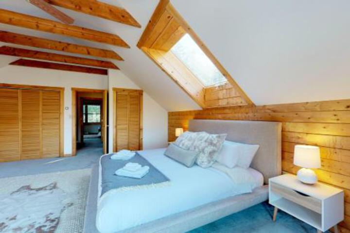 Tilted Barn Hideaway - thumb 5