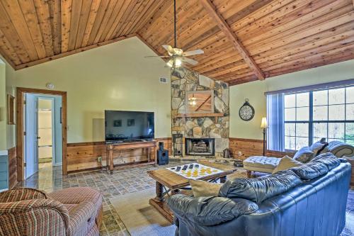 Lake Oconee Getaway W / Game Room + Boat Dock! - thumb 2
