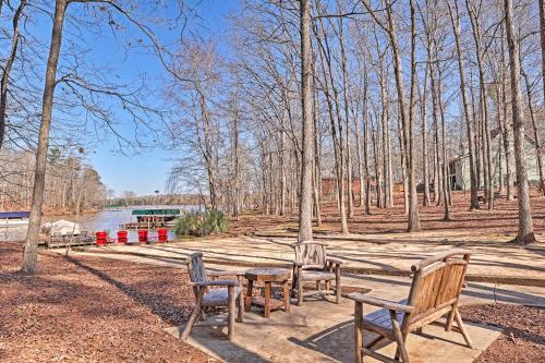 Lake Oconee Getaway W / Game Room + Boat Dock! - thumb 6