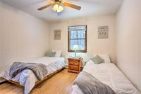 Poconos Cabin with Pool Access 25 Min to Skiing