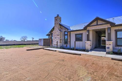 Modern Hill Country Hideaway Near Wineries! - thumb 6