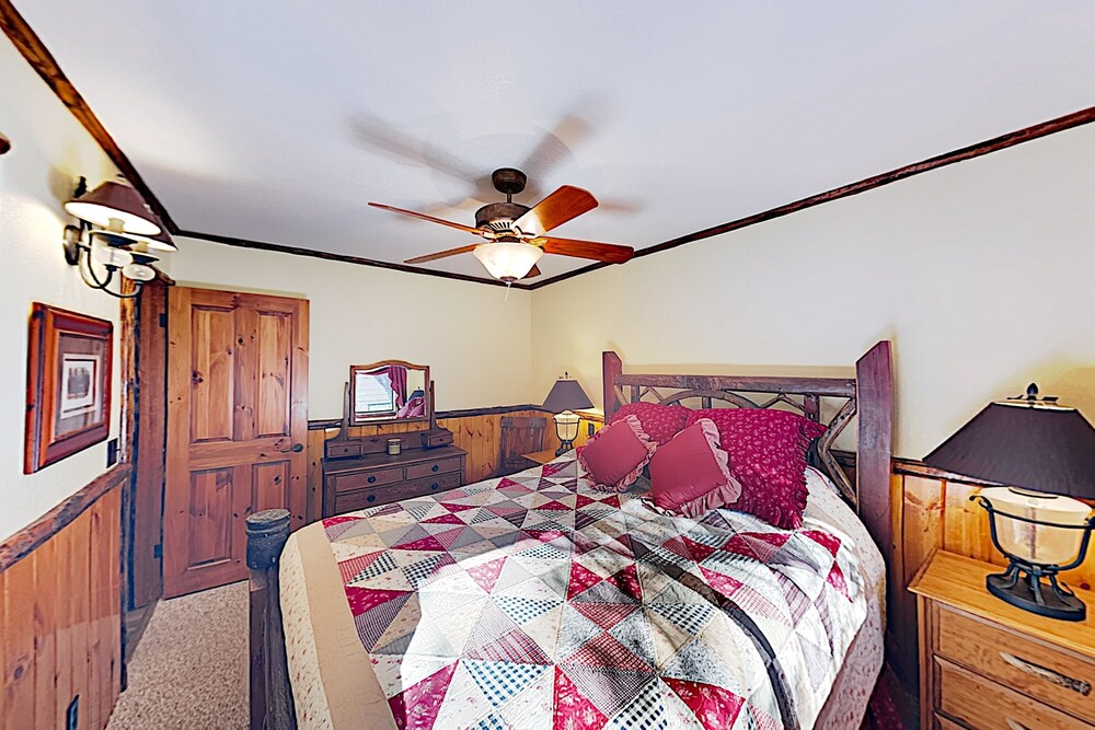 New Listing! Amazing Moonridge Getaway W / Decks 4 Bedroom Home - thumb 6