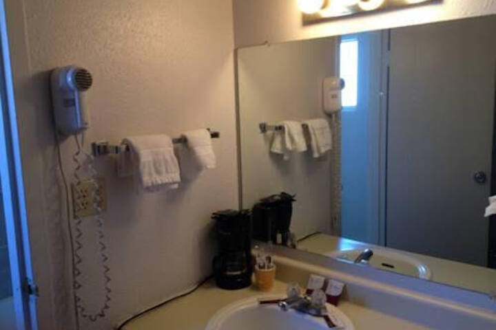 Grizzly Inn Motel - thumb 0