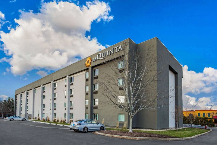 La Quinta Inn & Suites By Wyndham Hartford - Bradley Airport - thumb 1