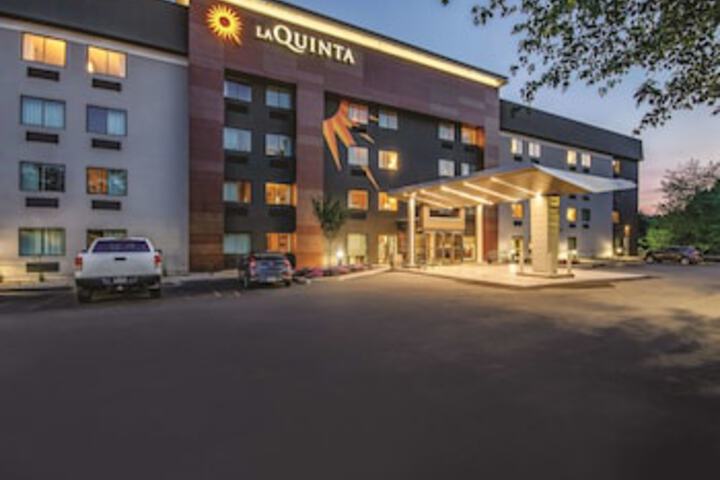 La Quinta Inn & Suites By Wyndham Hartford - Bradley Airport - thumb 0
