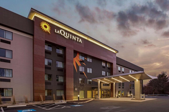 La Quinta Inn & Suites By Wyndham Hartford - Bradley Airport - thumb 2
