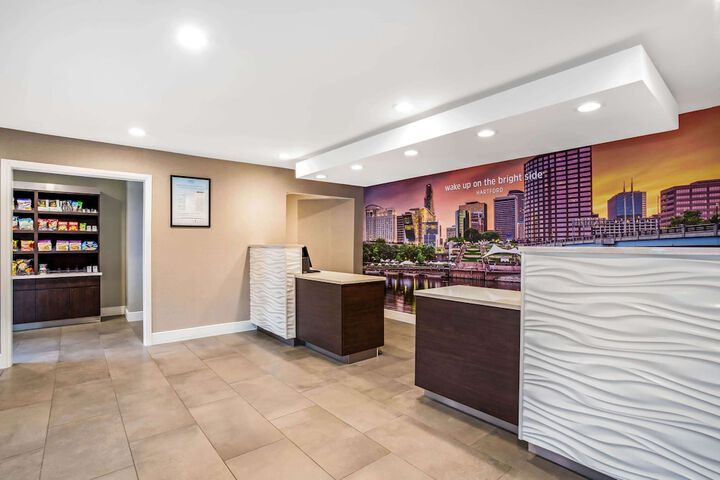 La Quinta Inn & Suites By Wyndham Hartford - Bradley Airport - thumb 5