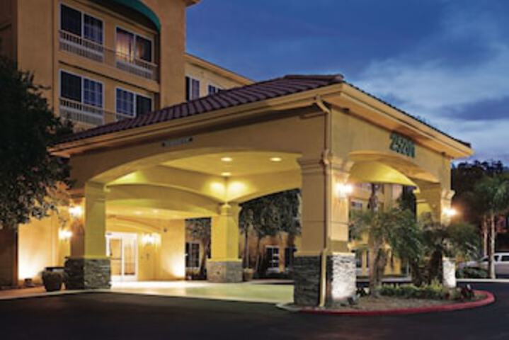La Quinta Inn & Suites By Wyndham Santa Clarita - Valencia - thumb 0