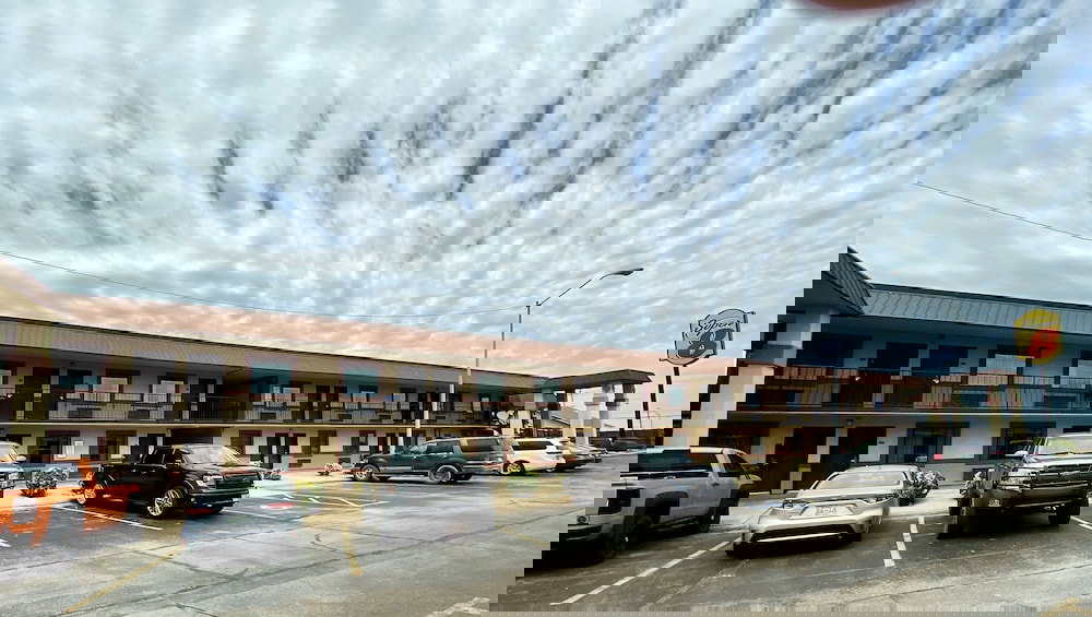 Super 8 By Wyndham Shawnee - thumb 2