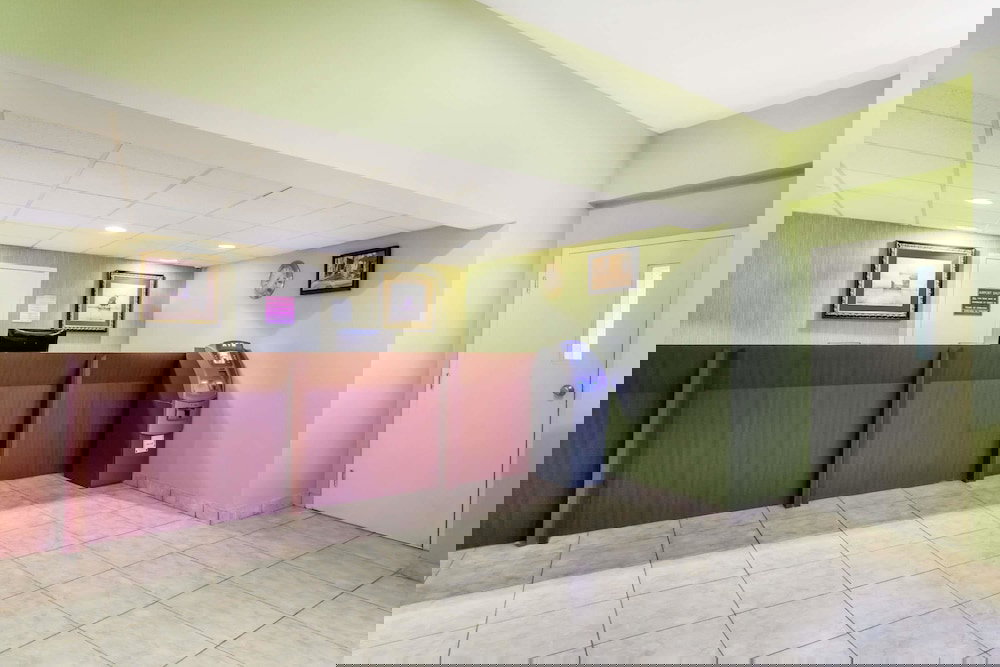 Days Inn By Wyndham Windsor Locks / Bradley Intl Airport - thumb 0