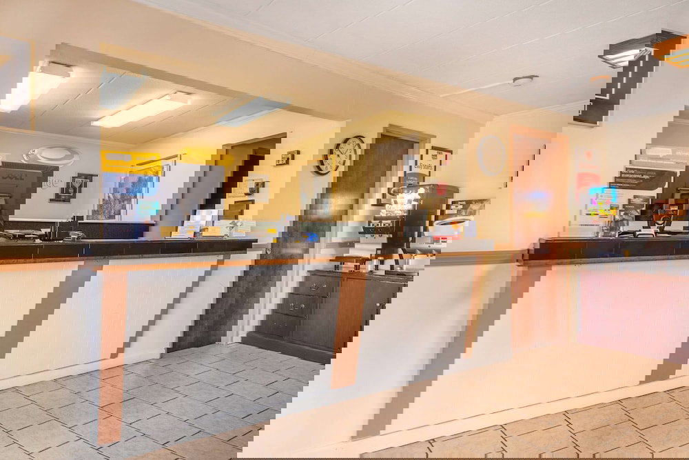 Econo Lodge Inn & Suites Airport - thumb 4