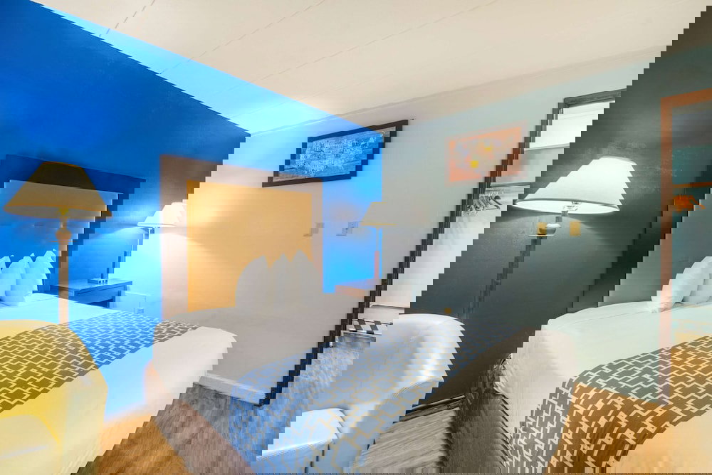 Econo Lodge Inn & Suites Airport - thumb 5