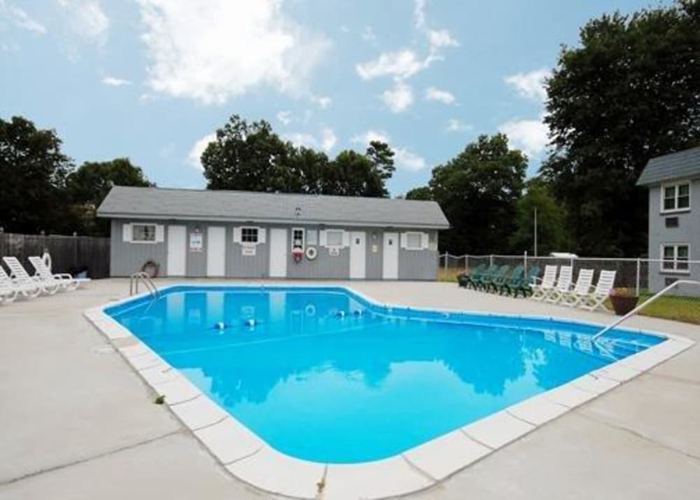 Econo Lodge Inn & Suites Airport - thumb 1