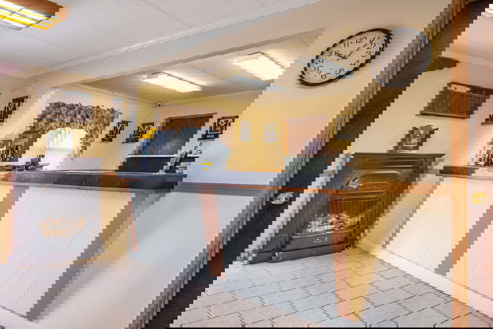 Econo Lodge Inn & Suites Airport - thumb 3