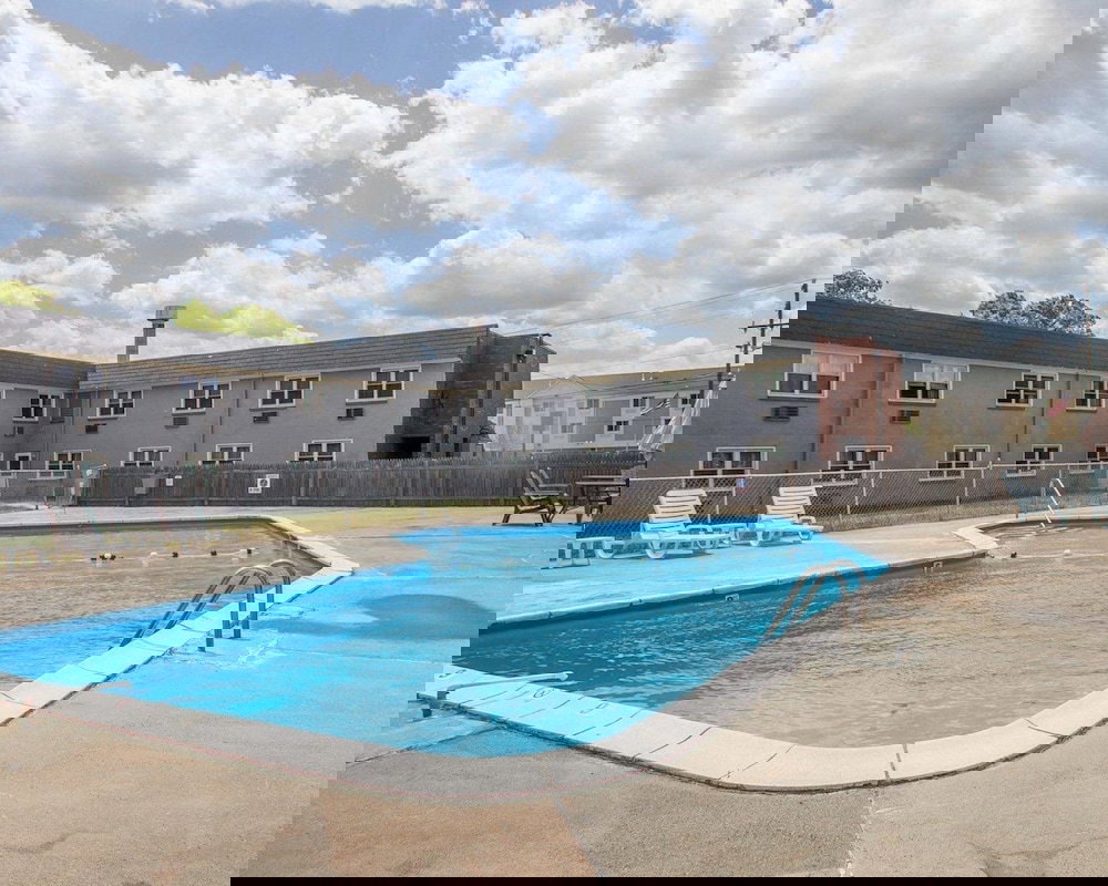 Econo Lodge Inn & Suites Airport - thumb 0