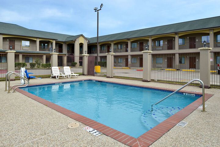 Econo Lodge & Suites Port Arthur - thumb 3