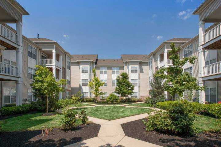 Global Luxury Suites At The Junction - thumb 1