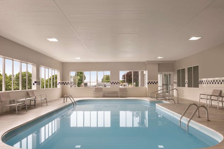 Country Inn & Suites By Radisson, Port Clinton, OH - thumb 3