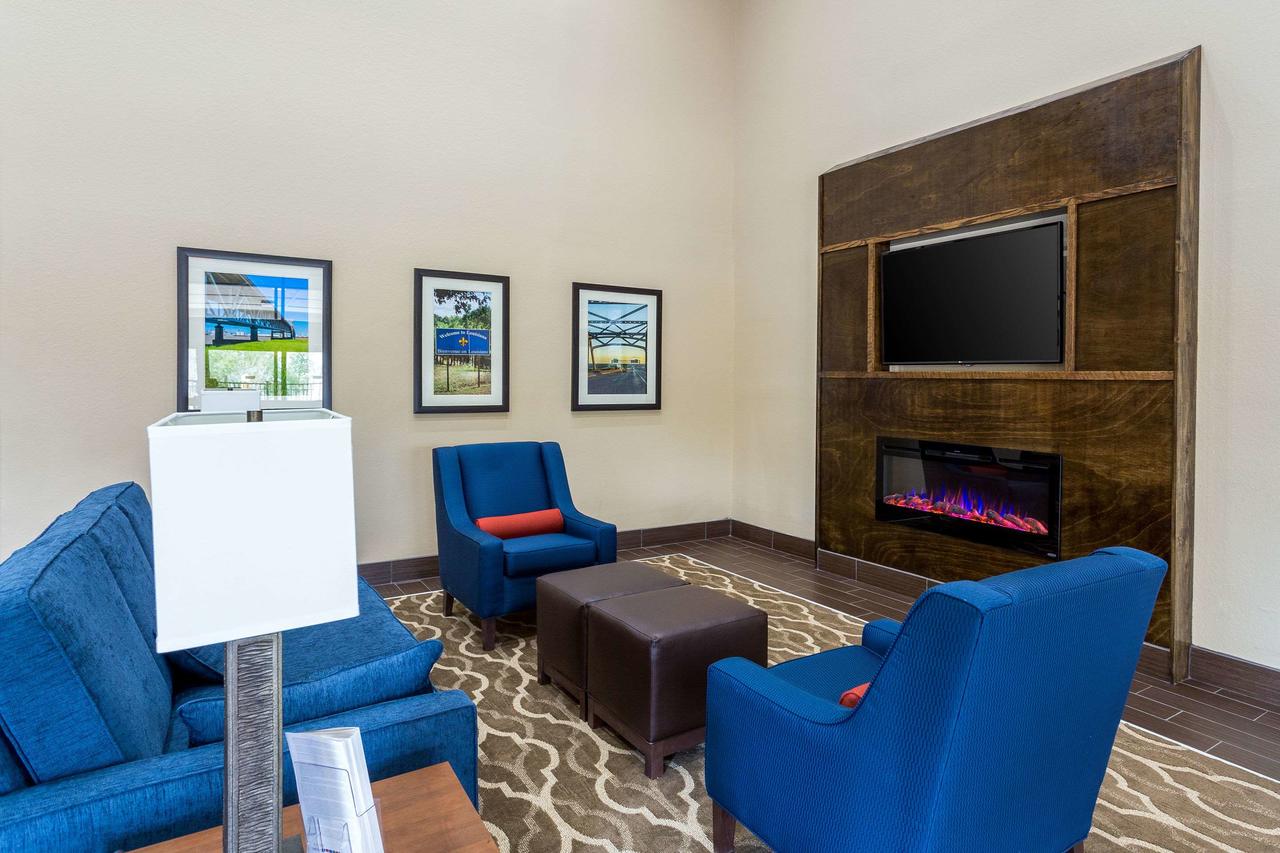 Comfort Inn & Suites Airport - thumb 36