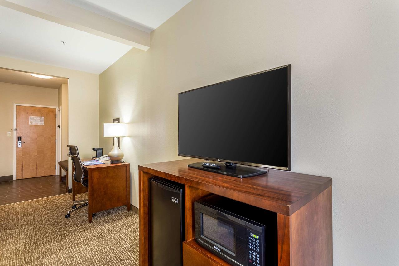 Comfort Inn & Suites Airport - thumb 16
