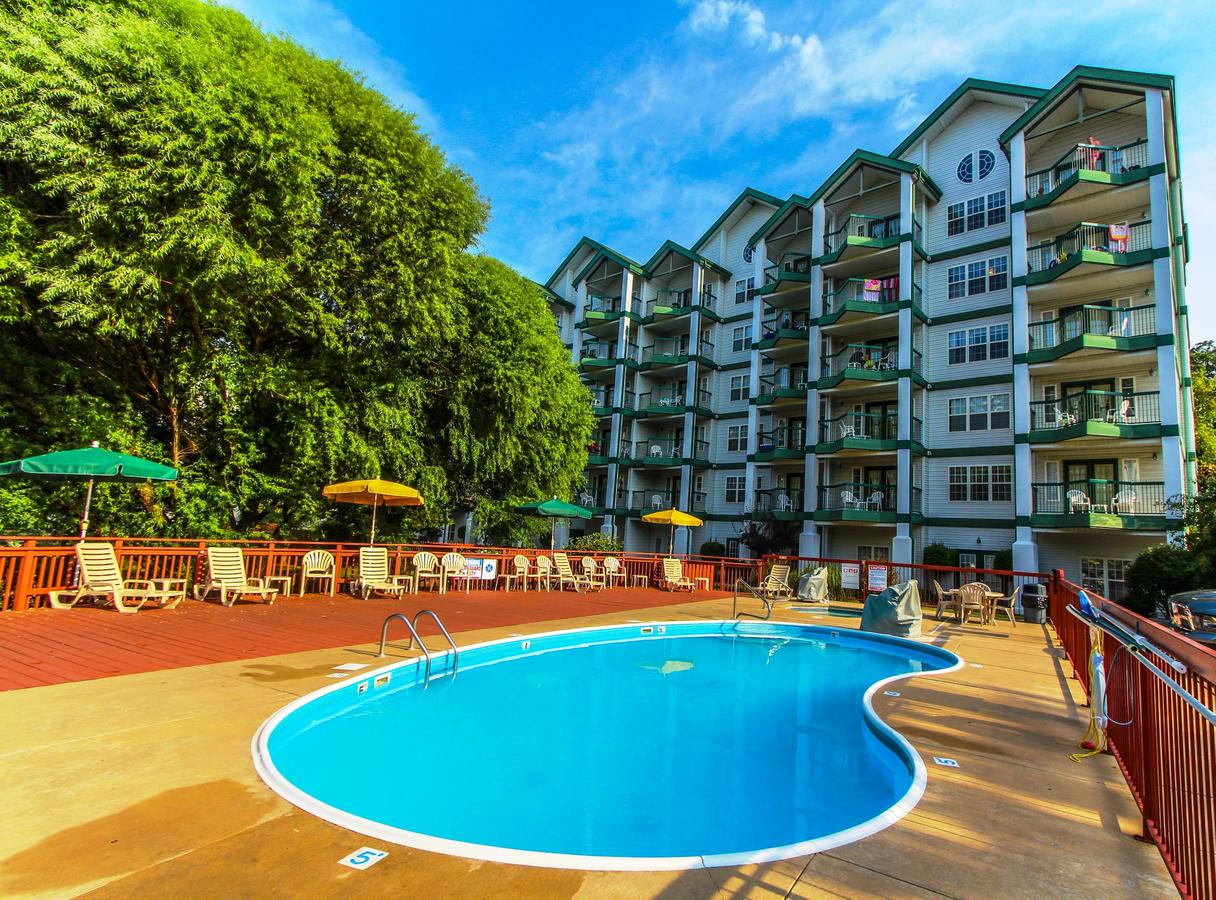 Surreys' Grand Crowne Resort - thumb 5