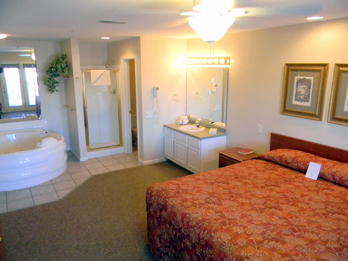 Surreys' Grand Crowne Resort - thumb 37