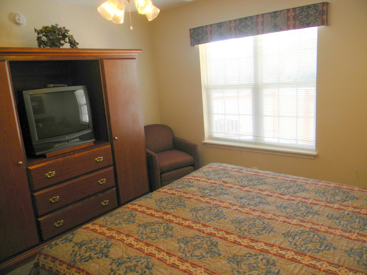 Surreys' Grand Crowne Resort - thumb 22