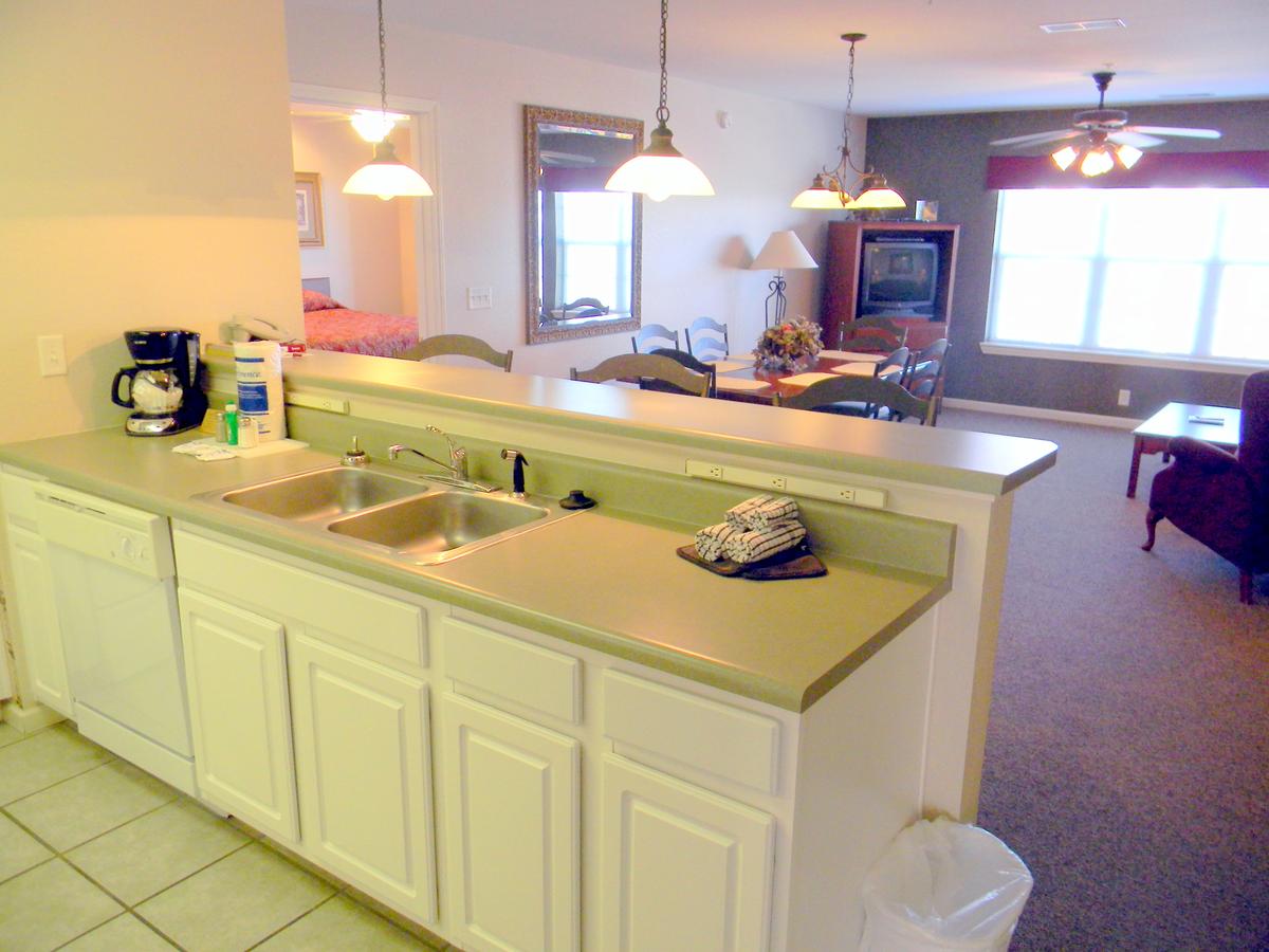 Surreys' Grand Crowne Resort - thumb 44