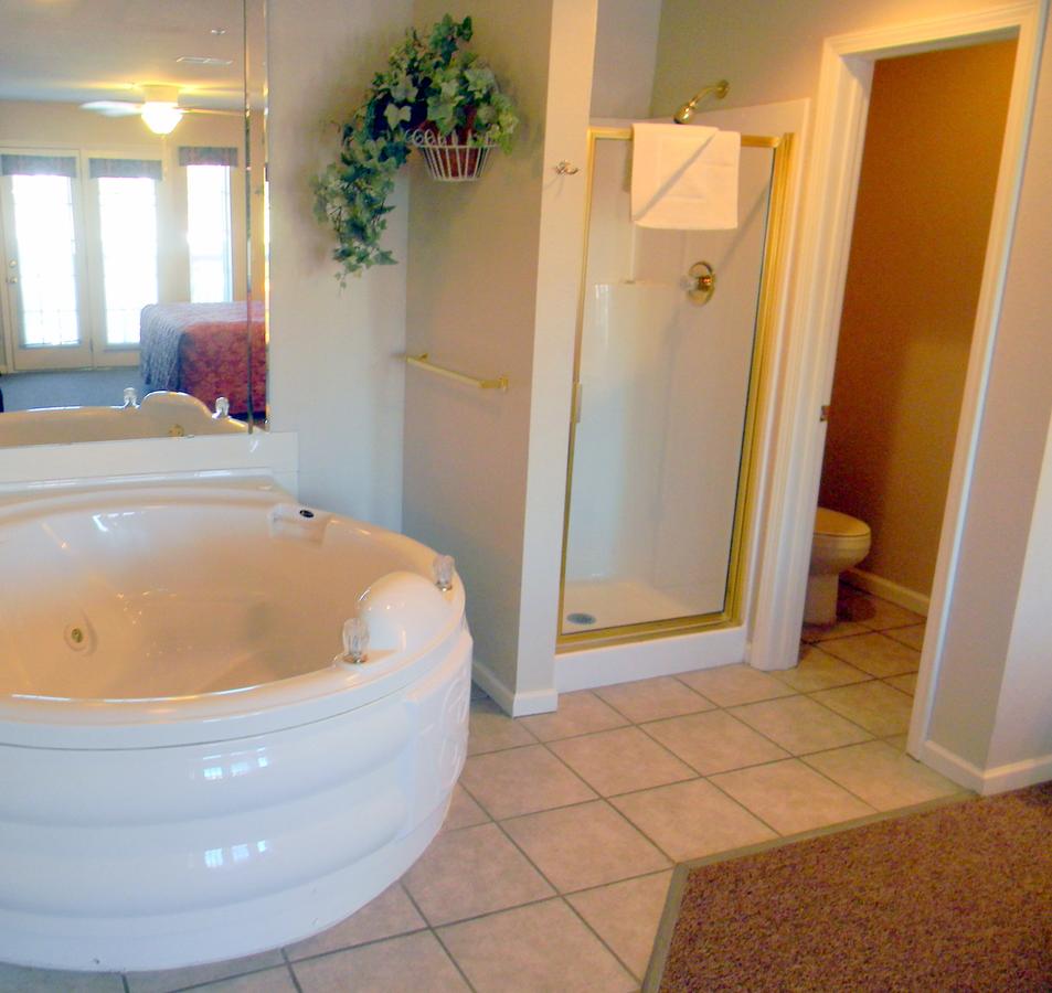 Surreys' Grand Crowne Resort - thumb 30