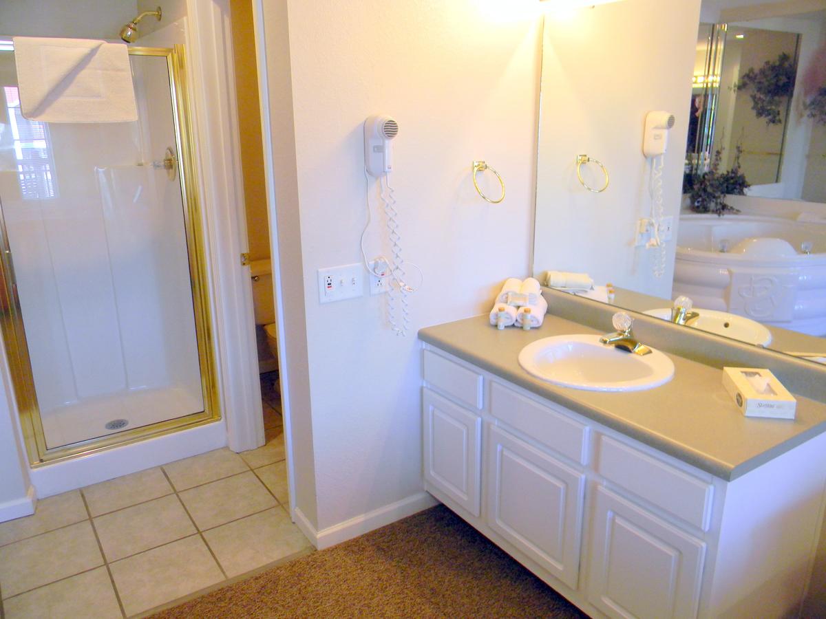 Surreys' Grand Crowne Resort - thumb 32