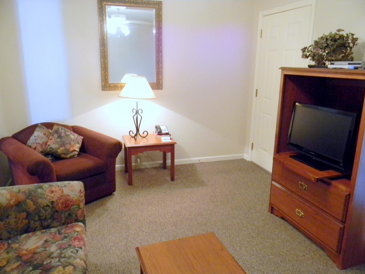 Surreys' Grand Crowne Resort - thumb 23