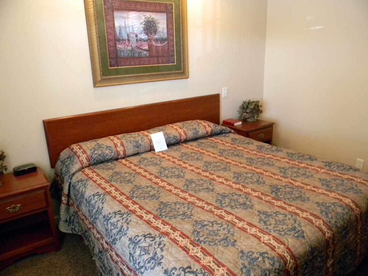 Surreys' Grand Crowne Resort - thumb 21