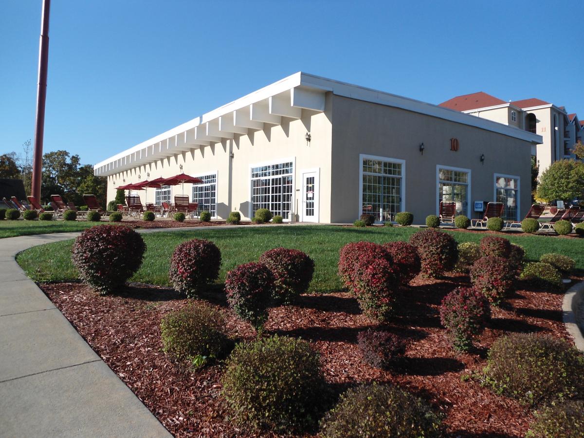 Surreys' Grand Crowne Resort - thumb 2