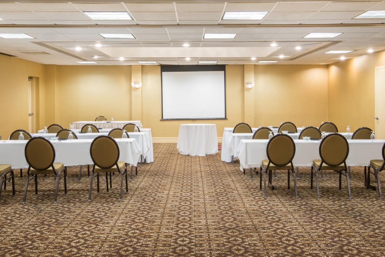 Crowne Plaza Edison - thumb 37