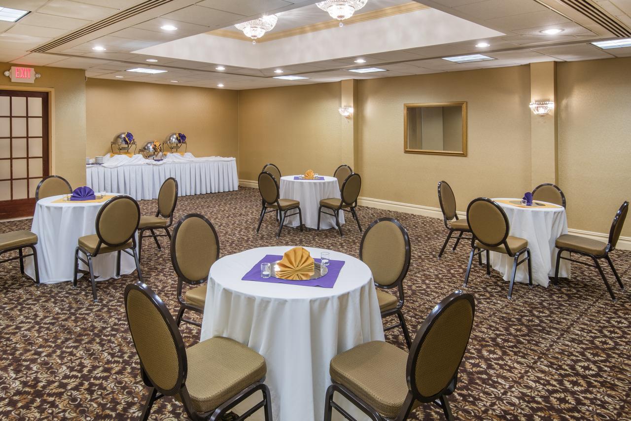 Crowne Plaza Edison - thumb 22