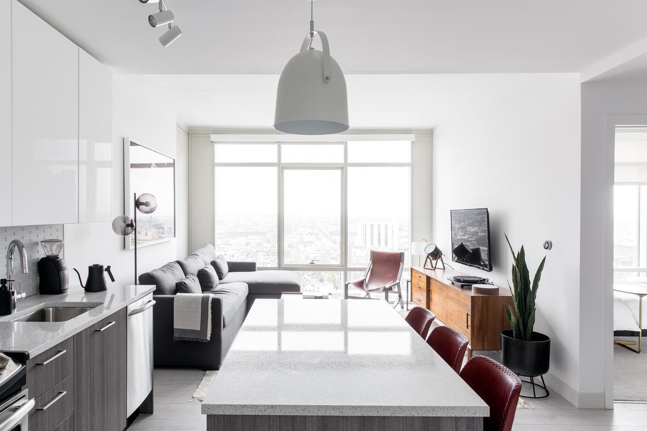 Hip 1BR W/ Lounge+Gym In Downtown - thumb 0